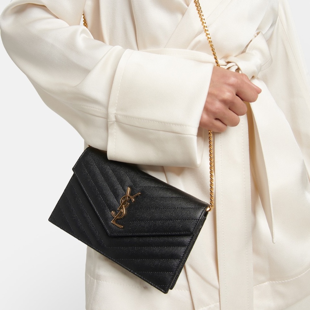 CASSANDRE ENVELOPE CHAIN WALLET IN GRAIN DE POUDRE LEATHER